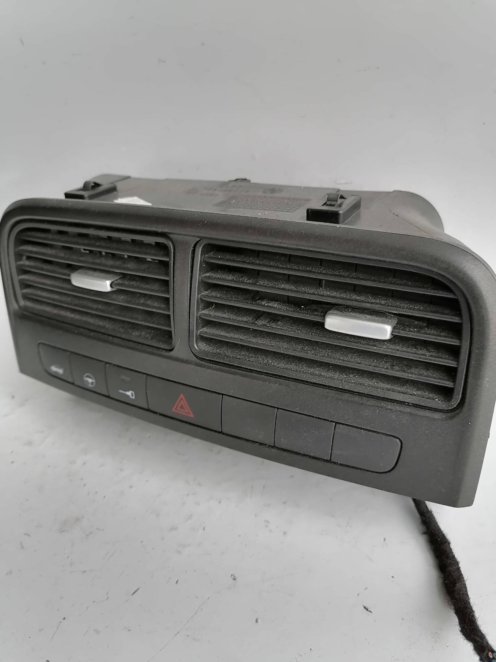 Bocchetta aria lat. cruscotto sx.